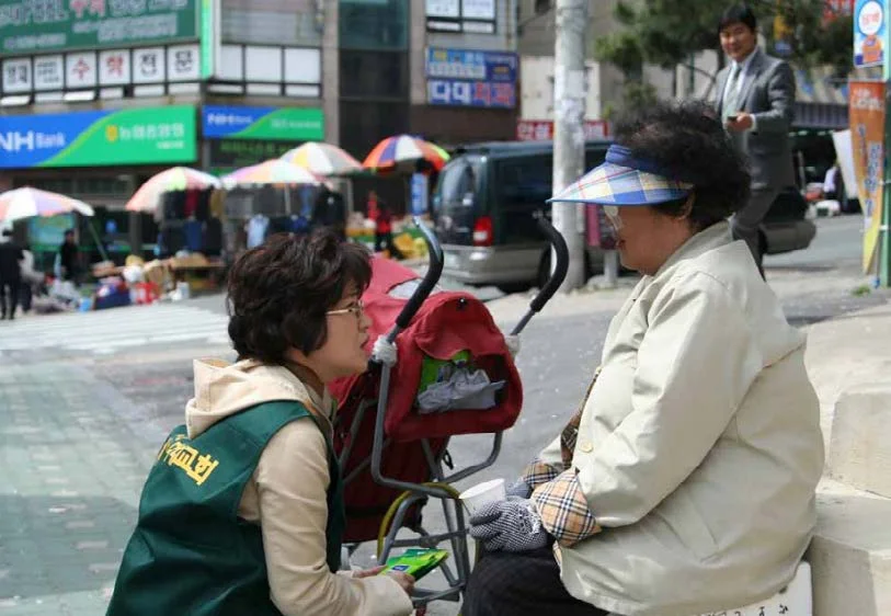 다대교회 새생명 전도대가 지역 주민을 만나는 모습